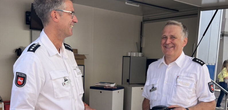 „Coffee with a cop“: Auf den Wochenmärkten mit der Polizei ins Gespräch kommen
