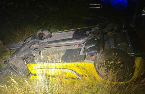 Erst Knallgeräusche, dann Unfall: Fiat-Fahrer flüchtet vor Polizei und landet auf dem Dach