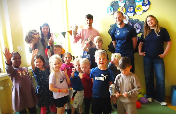 Hoppel und Bürste besuchen die Julianen-Kita in Bückeburg