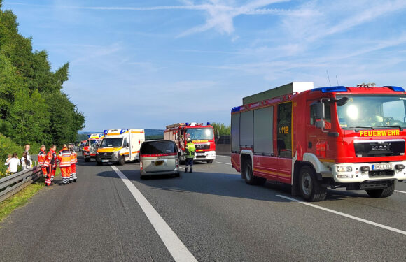 PKW schleudert über die Autobahn: Feuerwehreinsatz auf der A2 im Auetal