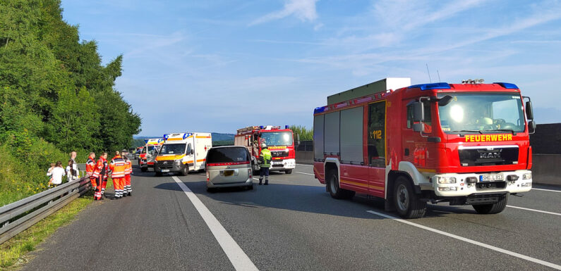 PKW schleudert über die Autobahn: Feuerwehreinsatz auf der A2 im Auetal