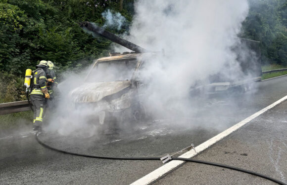 Kleintransporter brennt an der A2-Zufahrt Bad Eilsen aus