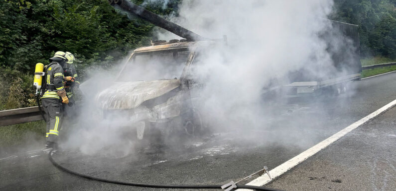 Kleintransporter brennt an der A2-Zufahrt Bad Eilsen aus