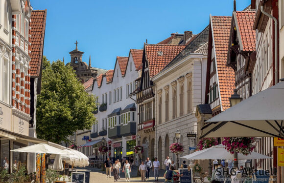 „Fahnenwehen“: Ein Kunstprojekt der Schaumburger Landschaft für Bückeburg