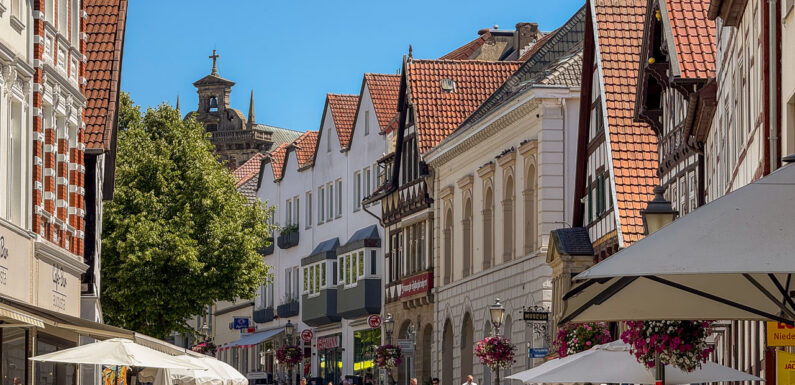 „Fahnenwehen“: Ein Kunstprojekt der Schaumburger Landschaft für Bückeburg