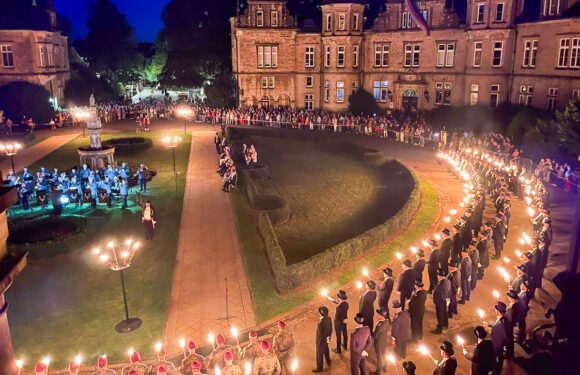 Stimmungsvoller Höhepunkt: Großer Zapfenstreich vor dem Bückeburger Schloss sorgt für Gänsehautmomente