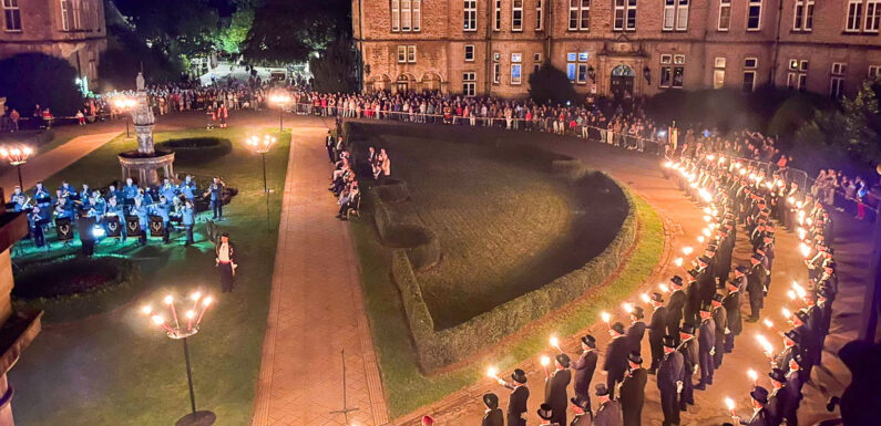 Stimmungsvoller Höhepunkt: Großer Zapfenstreich vor dem Bückeburger Schloss sorgt für Gänsehautmomente