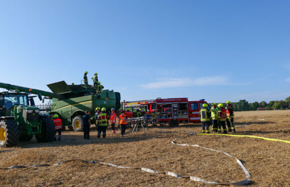 Alarmübung der Feuerwehr: Person im Mähdrescher eingeklemmt