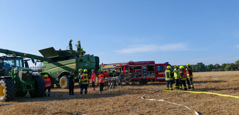 Alarmübung der Feuerwehr: Person im Mähdrescher eingeklemmt