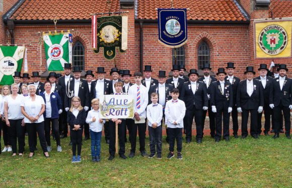 Feierliche Fahnenweihe beim Aue-Rott Meinsen-Warber: „Gelebte Tradition, starke Gemeinschaft, bewegende Momente“