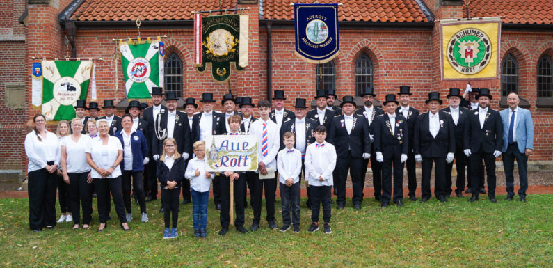 Feierliche Fahnenweihe beim Aue-Rott Meinsen-Warber: „Gelebte Tradition, starke Gemeinschaft, bewegende Momente“