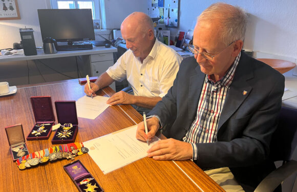 Heimatverein schenkt dem Bückeburger Museum eine historische Ordenssammlung