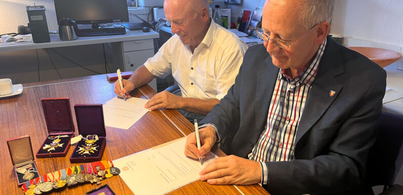 Heimatverein schenkt dem Bückeburger Museum eine historische Ordenssammlung