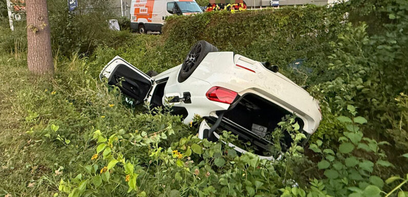 Bückeburg: BMW überschlägt sich bei Unfall und bleibt auf dem Dach liegen