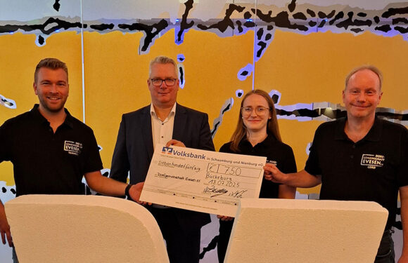 Fürs 50-jährige Jubiläum: Volksbank in Schaumburg und Nienburg spendet an Dorfgemeinschaft Evesen
