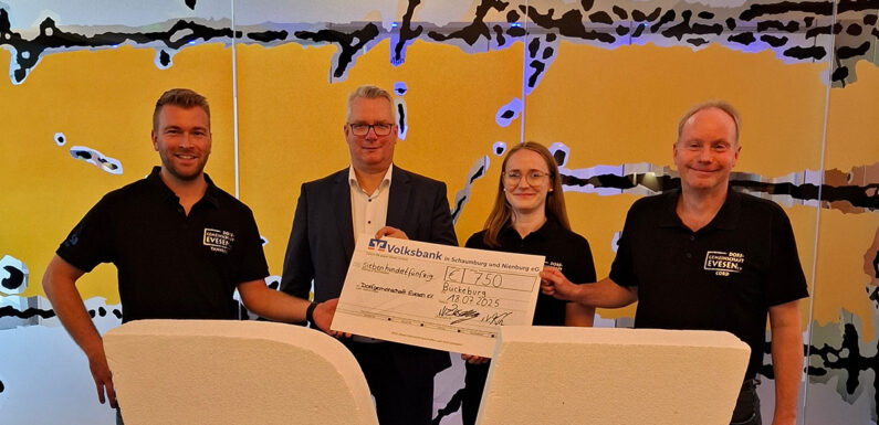 Fürs 50-jährige Jubiläum: Volksbank in Schaumburg und Nienburg spendet an Dorfgemeinschaft Evesen