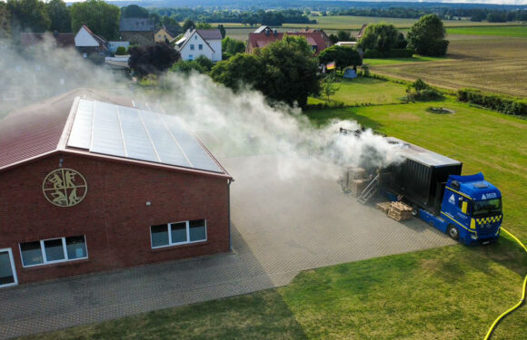 Nienstädt: Samtgemeindefeuerwehr probt Brandbekämpfung unter realen Bedingungen