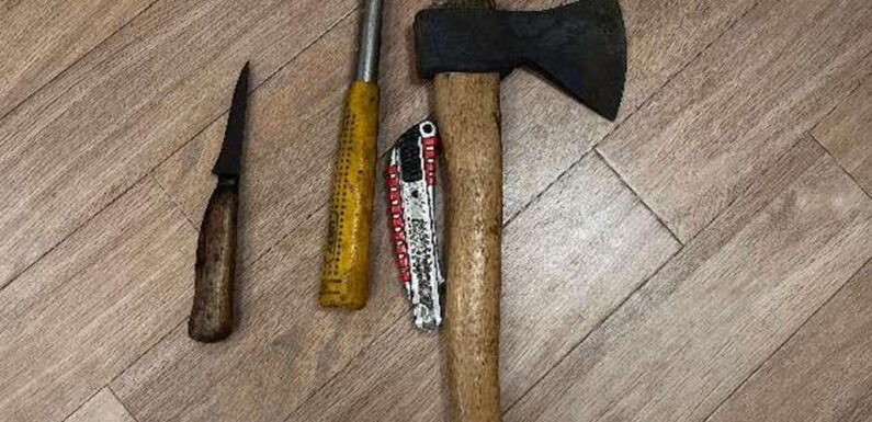 Bückeburg: 62-jähriger bedroht Autofahrer und Polizisten mit Beil und Hammer