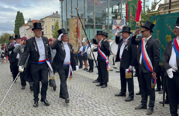 Finale mit hunderten Zylindern: Festumzug und Fahnenausmarsch bilden den Abschluss des Bückeburger Bürgerschießens