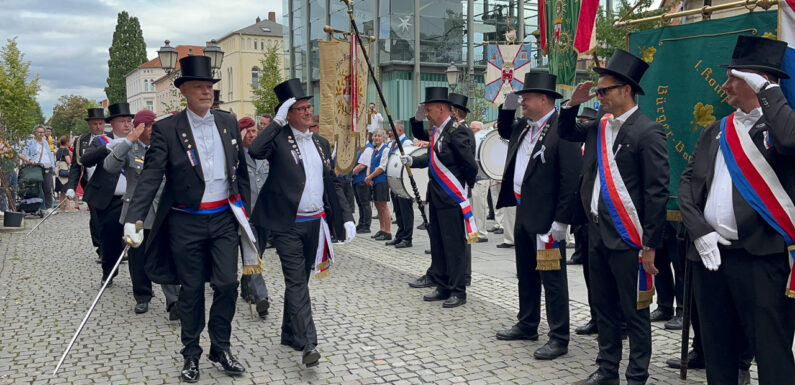 Finale mit hunderten Zylindern: Festumzug und Fahnenausmarsch bilden den Abschluss des Bückeburger Bürgerschießens