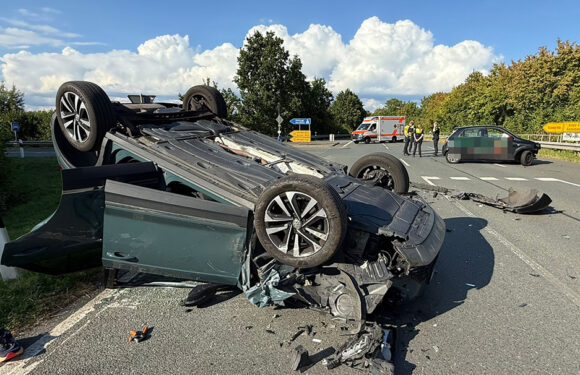 Unfall zwischen Bückeburg und Kleinenbremen: VW landet nach Kollision auf dem Dach