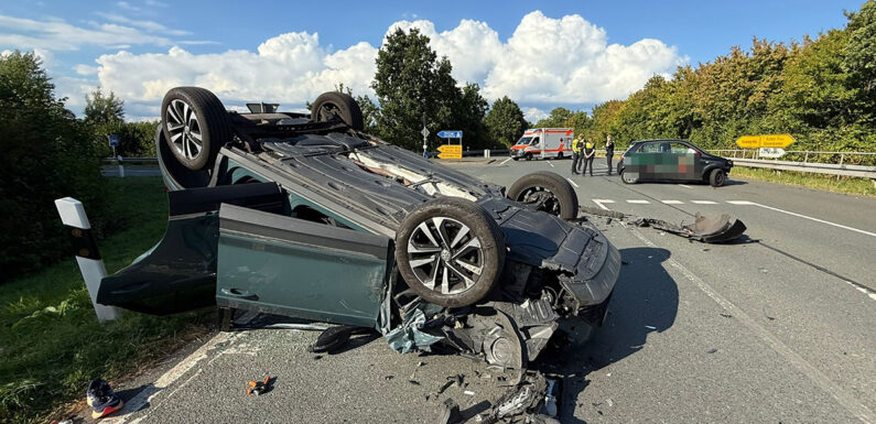 Unfall zwischen Bückeburg und Kleinenbremen: VW landet nach Kollision auf dem Dach