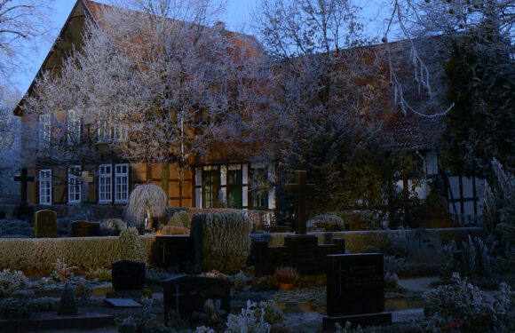 Nachts im Alten Pfarrhaus: Erkundung des Museums in Wiedensahl mit Taschenlampen