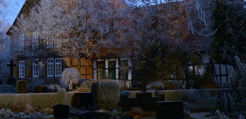 Nachts im Alten Pfarrhaus: Erkundung des Museums in Wiedensahl mit Taschenlampen