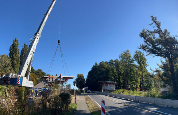 Sperrung der B 65 bei Bad Nenndorf: Kernstück der neuen Brücke wird eingehoben