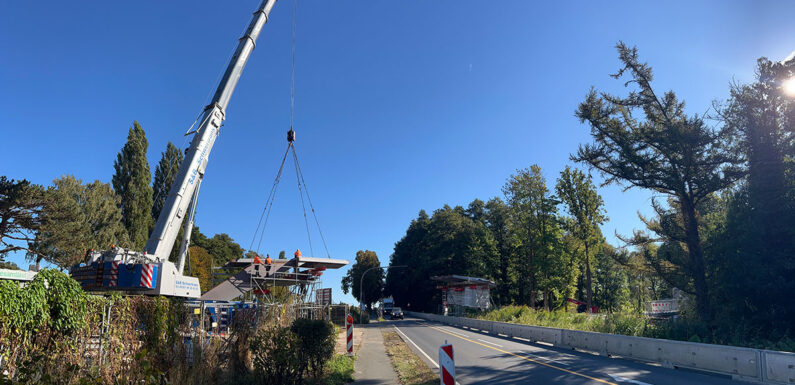 Sperrung der B 65 bei Bad Nenndorf: Kernstück der neuen Brücke wird eingehoben