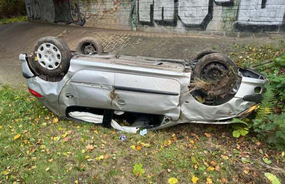 B83 bei Bückeburg: Peugeot bleibt nach Unfall auf dem Dach liegen