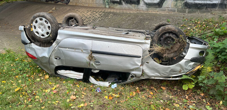 B83 bei Bückeburg: Peugeot bleibt nach Unfall auf dem Dach liegen