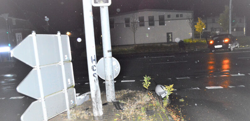 Ampelmast beendet Autofahrt in Bückeburg