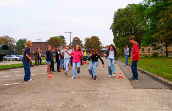 Initiative „Achtung Auto“ mit 164 Schülern des Gymnasiums: Zusammenarbeit von Schule, ADAC und Bundeswehr für mehr Verkehrssicherheit