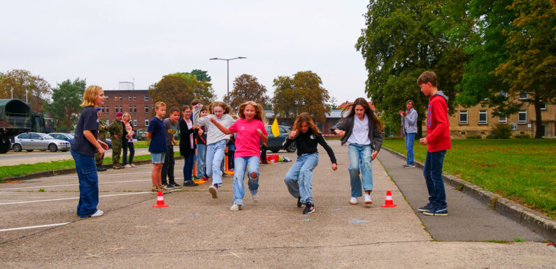 Initiative „Achtung Auto“ mit 164 Schülern des Gymnasiums: Zusammenarbeit von Schule, ADAC und Bundeswehr für mehr Verkehrssicherheit