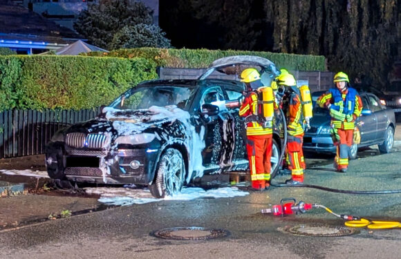 Bückeburg: Feuerwehr löscht brennendes Auto in der Röntgenstraße