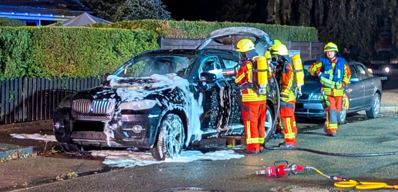 Bückeburg: Feuerwehr löscht brennendes Auto in der Röntgenstraße