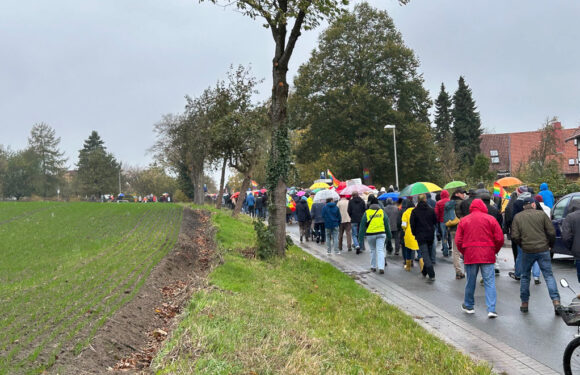 Trotz Regenwetter: Hunderte Teilnehmer beim „bunten Spaziergang“ in Wendthagen
