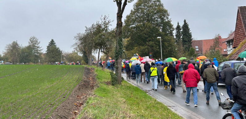 Trotz Regenwetter: Hunderte Teilnehmer beim „bunten Spaziergang“ in Wendthagen