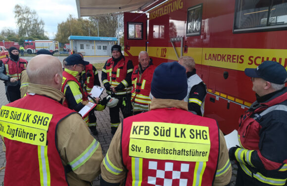 Kreisfeuerwehrbereitschaft übt den Ernstfall bei Sattelmacher in Gelldorf
