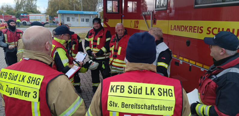 Kreisfeuerwehrbereitschaft übt den Ernstfall bei Sattelmacher in Gelldorf