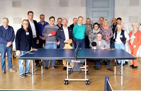 Neue Tischtennisplatte für die Parkinson-Selbsthilfegruppe im Kulturzentrum Alte Polizei