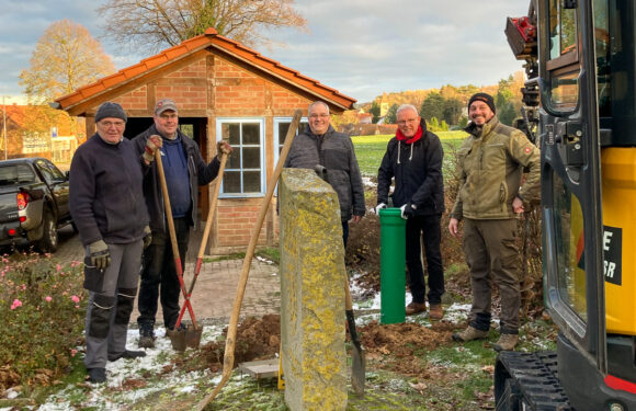 Vier Ortsratsmitglieder und ein Ortsvorsteher von der Bergkette im freiwilligen Arbeitseinsatz