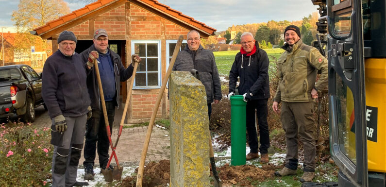 Vier Ortsratsmitglieder und ein Ortsvorsteher von der Bergkette im freiwilligen Arbeitseinsatz