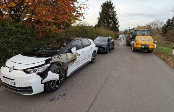 Hoher Sachschaden in Lauenau: Arbeitsgerät fällt von Traktor und beschädigt zwei geparkte Autos