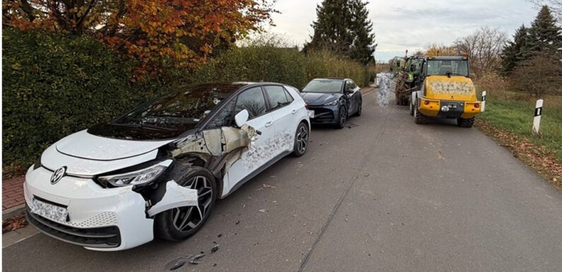 Hoher Sachschaden in Lauenau: Arbeitsgerät fällt von Traktor und beschädigt zwei geparkte Autos