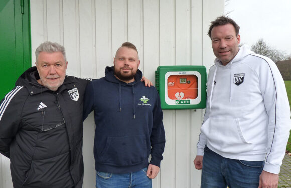 VfL Bückeburg erhält weiteren Defibrillator für Sportanlage in der Kornmasch