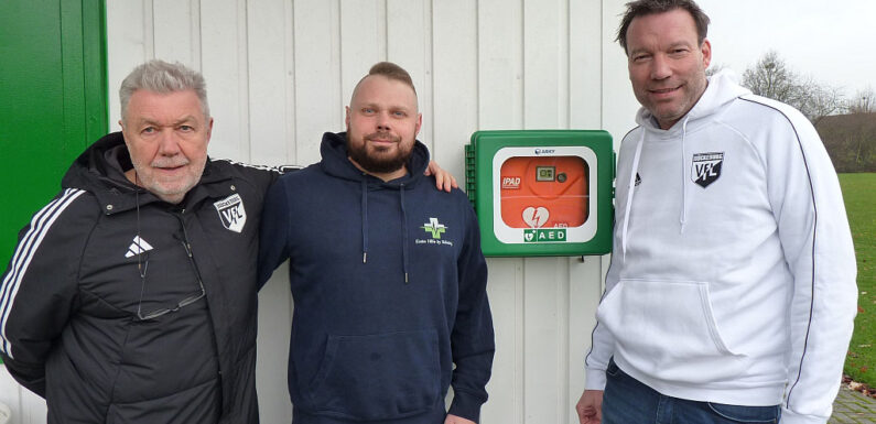 VfL Bückeburg erhält weiteren Defibrillator für Sportanlage in der Kornmasch