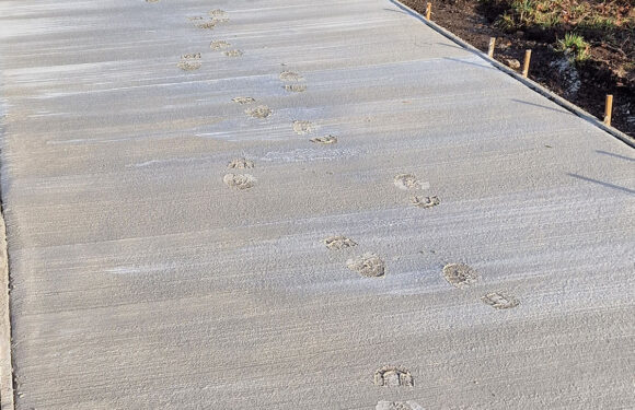 Fußspuren im frischen Beton: Radweg-Freigabe bei Seggebruch verzögert sich