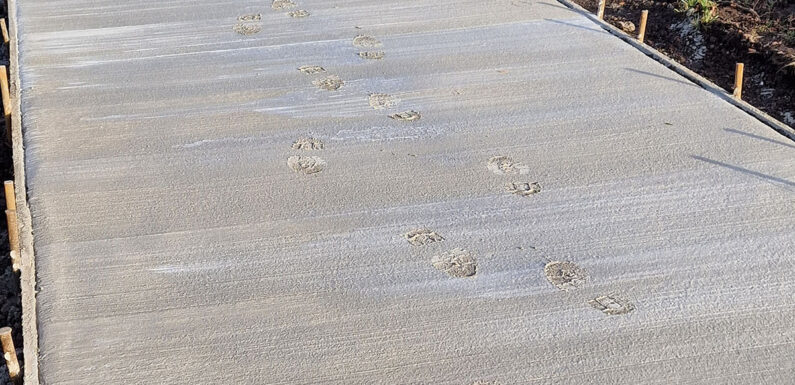 Fußspuren im frischen Beton: Radweg-Freigabe bei Seggebruch verzögert sich